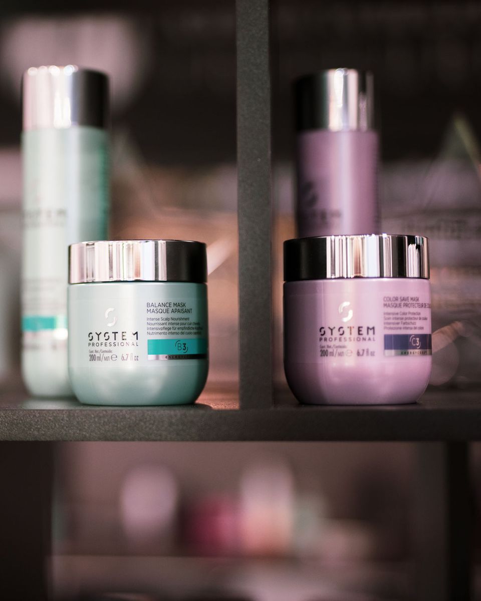 Pflegeprodukte von System Professional im Regal des Salons